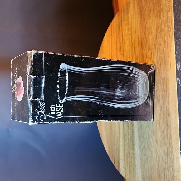 The Crystal Collection 7 in Glass Vase w/ Swirl Pattern design in box  Not Used - Picture 4 of 7